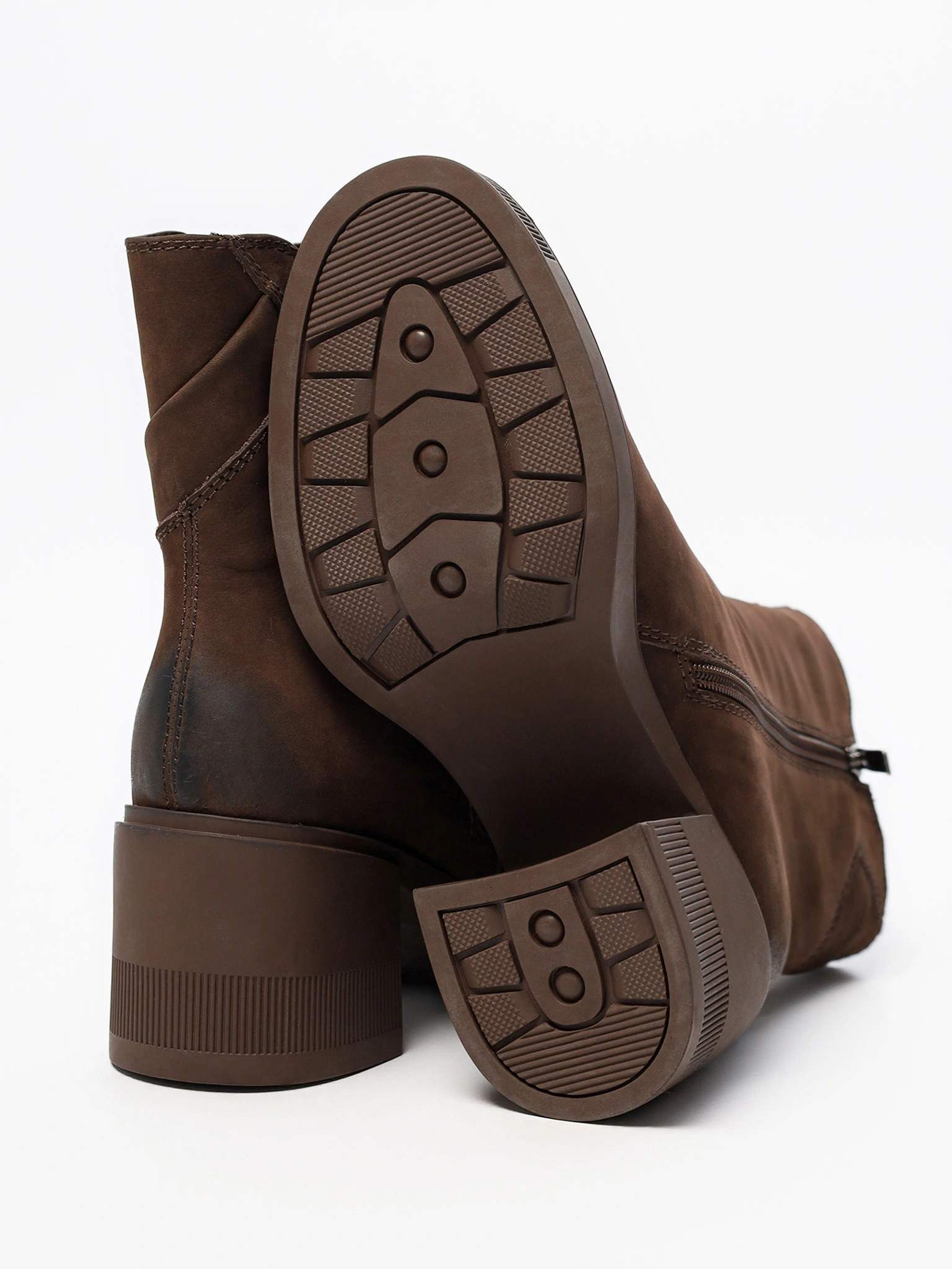 Ботильоны коричневого цвета на высоком широком каблуке